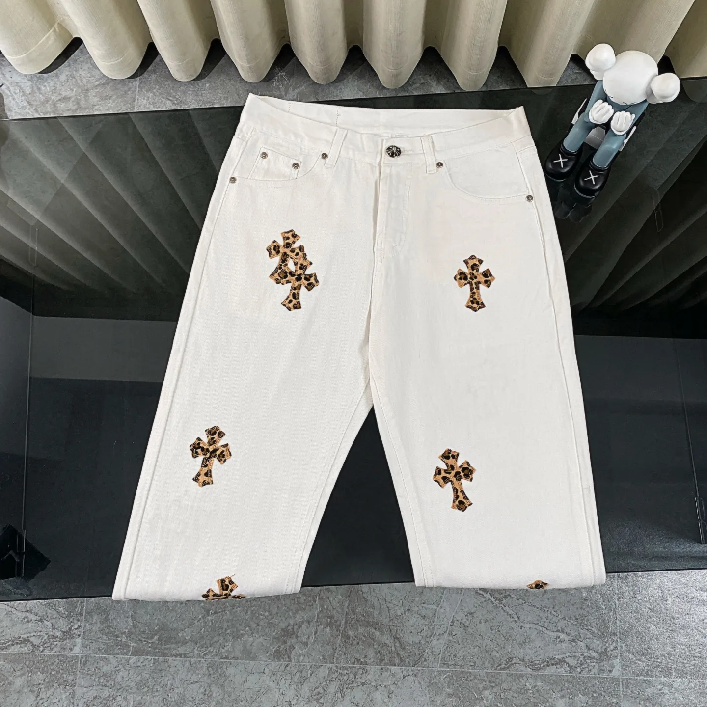 P240 chrome hearts new leopard print cross patch leather white jeans vi Top heavy industry fashionable design] Consistent high street luxury style creation. Speaking of this style, the Zangyin family and GU family are definitely the leading representative brands. Especially the Zangyin family has really achieved a state-of-the-art effect in creating high street style. The unique washed material is used to create this style. The color system is quite eye-catching. After it is decorated with patchwork cross flowers, it cleverly highlights the charm of the brand. Secondly, this style uses classic The classic high-waist cutting design highlights the long legs and fashionable temperament of the upper body. The brand is highly recognizable and the slim fit configuration is more suitable for daily wear. It is a product that interprets personality, fashion, and specifications at a glance. This single product is enough to make any fan excited. It can be a white T-shirt for youthful preppy style, or a tight suspender for lady style. It has strong matching ability and can be easily controlled by men.  [Materials and craftsmanship] Needless to say, this point goes without saying. As an excellent craftsman brand, Zangyin’s requirements for details and craftsmanship are really perfect. The washed color of this model has gone through so many processes, not to mention the embellishment of denim appliques. It is also purely hand-made and sewn. Just like what they believe in, only hand-made things have soul and have the meaning of wear. A top-notch heavy-duty fashionable denim item, I look forward to your perfect interpretation! !  Size:28-36